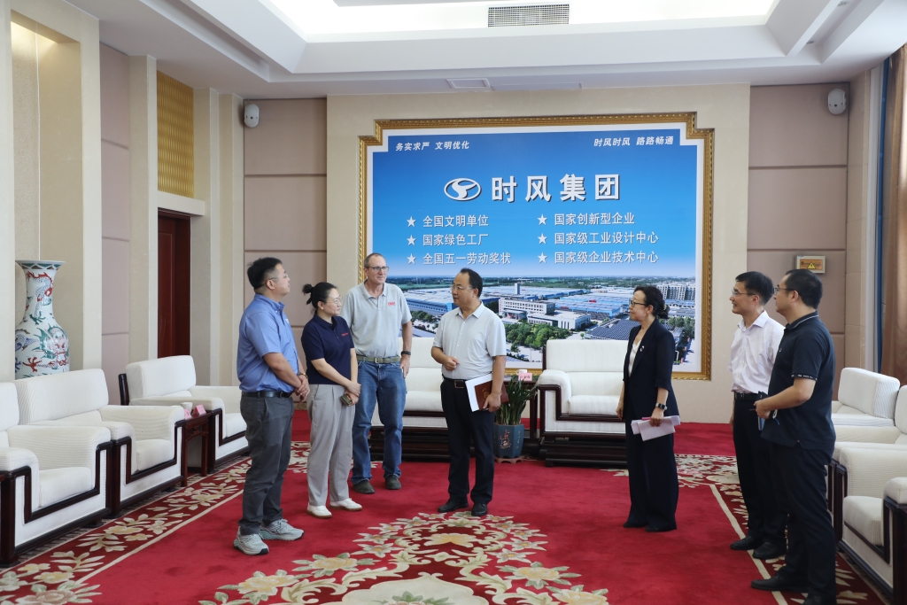 美国利滋勒公司董事长Wiliam James Urban先生拜访时风集团，时风集团与湖北宜昌经纬纺机公司签订战略合作